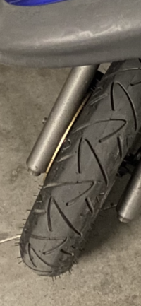 バイクのタイヤに詳しい方に質問です このトレッドパターンは 雨弱いですか Yahoo 知恵袋