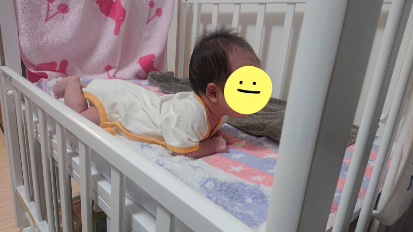 生後１ヶ月の赤ちゃんなんですが うつ伏せにするとこんな感じで頭をぐいっとあ Yahoo 知恵袋