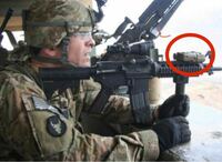 ミリタリーに詳しい方教えて下さい。 銃のこの赤い丸のものは、名前が何という物で何のために装備されているんですか？？