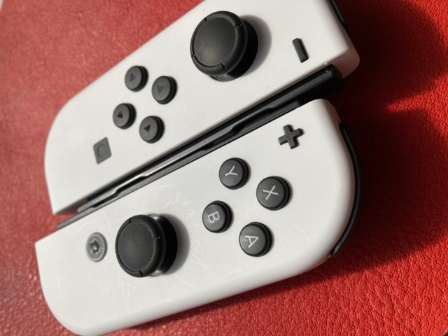 新型Switch有機elの新品を購入したら、ジョイコンの表と裏に
