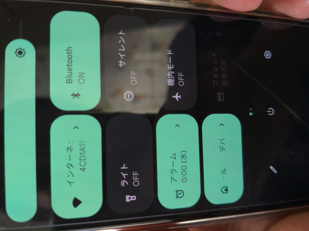 pixel5 ジャンク 画面緑 ピクセル5を使っています。突如画面表示が緑色に代わりました