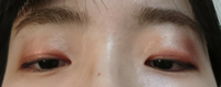 アイシャドウ塗り方下手ですか？ 大学生で、最近化粧を始めました。

一重に見える奥二重何ですが、アイシャドウの塗り方がよくわかりません。
右目は光によって濃く見えるだけで左目と何も変わりません。