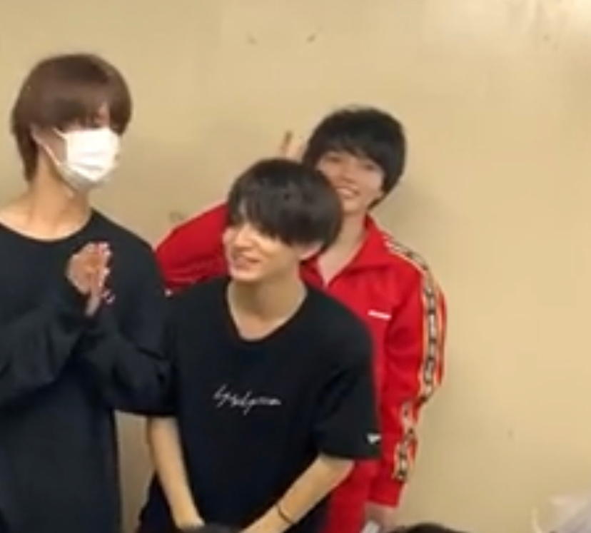 この写真の赤いジャージの子とその前の身長が低め の子の名前を Yahoo 知恵袋