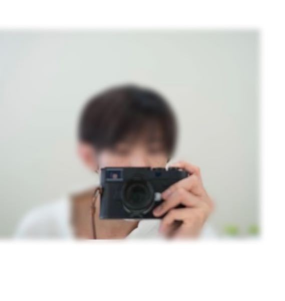 カメラに詳しい方に質問です。 写真のカメラの機種は分かりますか？ 富士フイルムのx-pro1と言われてるそうですが、カメラのボタンの感じからして違う気がするのですが、、、