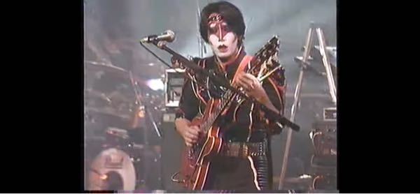 聖飢魔iiのエース長官の髪型についてです ナリキーばんどという番組に Yahoo 知恵袋