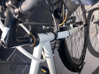 自転車の修理とか詳しい方へ クロスバイクの自転車のハンドルの位置が低すぎるので高くしようとしてYouTubeで調べたんですけどタイプが違うみたいでできませんでした。写真のやつです。これは自分じゃできませんか？六角のネジ開けるやつはあるんですけどそれ以外は専門的なやつはなくドライバーは沢山あります。もう自転車屋に行くしかないですか？かなり遠いのでお願いします。あと、この自転車が少し小さく買い替...