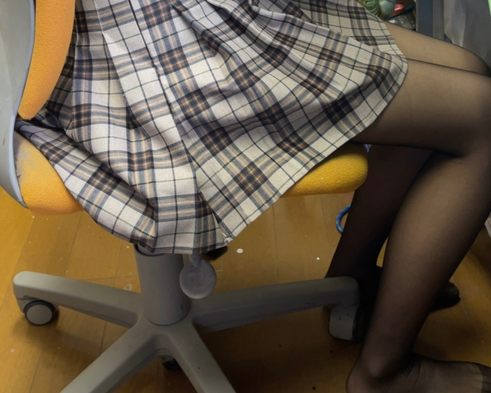 盗撮　汚尻 大学生です。 - 私はイスに座る時に、スカートを広げてパンツで直に座ります... - Yahoo!知恵袋