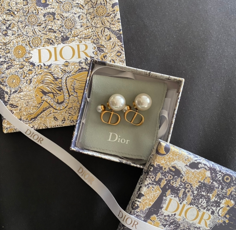 DIOR ピアス　刻印確認済み Dior ピアス 偽物の見分け方：本物との違いを徹底解説