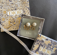 こちらのDiorのピアスは偽物でしょうか?海外のアウトレットで こちらのDiorのピアスは偽物でしょうか?海外のアウトレットで