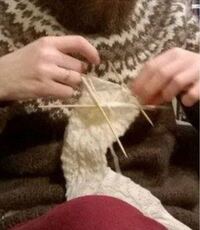 編み物をしている人のイラストを描きたいのですが 参考にしている画 Yahoo 知恵袋