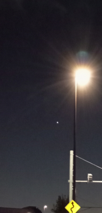 11/26の17時半頃に取った写真なのですが、これはなんの星ですか？とても明るかったので気になりました。ずっと止まっていたので飛行体ではないと思うのですが。手前のは街灯です。 