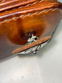 革財布のコンチョの締め方 現在使用しているの革財布ですが紐止めす Yahoo 知恵袋