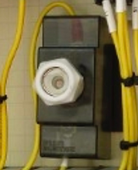 分電盤内にある白いものはなんですか ヒューズでしょうか 切れると Yahoo 知恵袋