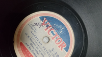 spレコードに詳しい方に質問です。 これはサインなのでしょうか 曲名アメリカンパトロール 奏者グレン・ミラー 