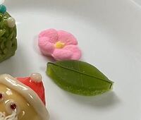 至急 この和菓子の名前を教えてほしいです 花の落雁下にある Yahoo 知恵袋