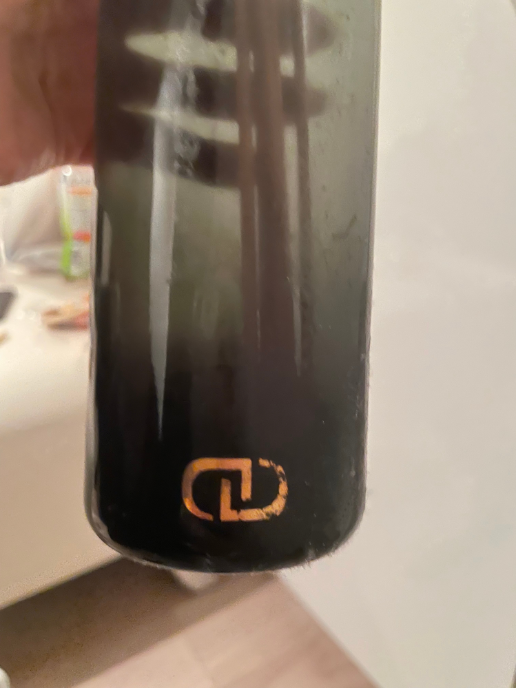 ディフューザーの、この写真のブランドがなんだったか思い出せず、知っている方はいらっしゃいますでしょうか。 ガラスで透明感ある黒い瓶で割と細長く、このロゴが入っています。