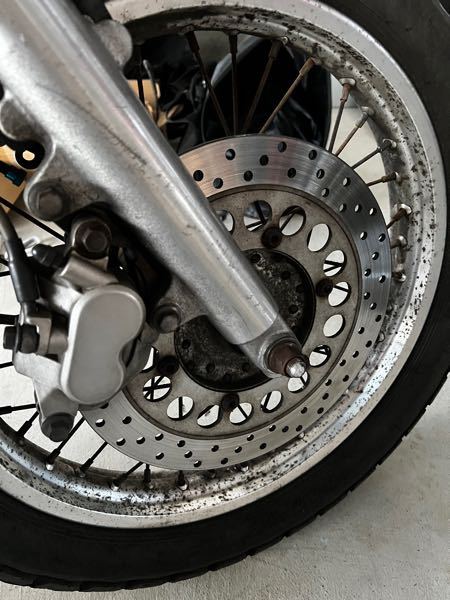 バイクのホイールの汚れについて - 画像添付します。ツーリング後必ず