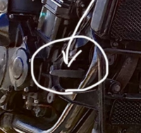 GPZ900Rの写真の白い矢印の突起物は何の為に付いているのでしょうか？
突起物は取り外しても差し支えないのでしょうか？ 
