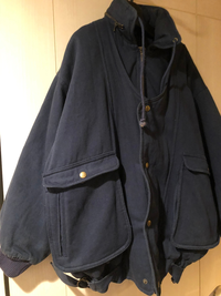 古着屋で購入したこのジャケット。この特徴的な作りはなにかミリタリーアイテムの名残なのか、何ジャケットと言われるものでしょうか？写真には見えないですが背面にも左右にポケットがあり、フードは収納式。 