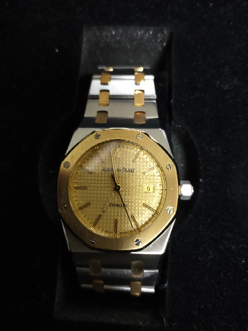 父の持ってる時計なのですが、おいくら位する時計ですか？ オーデマ・ピゲロイヤルオークという時計だと思います。オートマチック。 だいぶ前に買ったみたいなんですが、ロレックスとかと同じ位高いんですか？