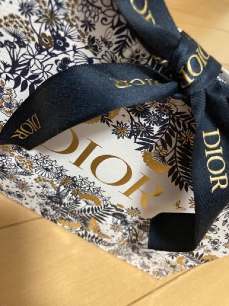 Diorについての質問です。 何気なくDiorのラッピングを調べていたら無地の物を多く見かけたのですが、先日届いたラッピングは写真のような柄付きのものでした。 デザインが変わってしまったのでしょうか？