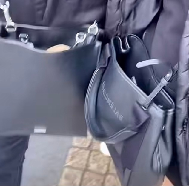 この左のバッグはどこのなんと言う商品ですか？ こー言うバッグの総称ってなんて言うんですか？