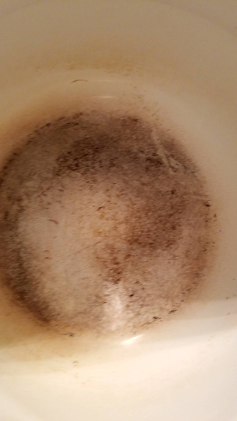 10年ほど前に買ったホーロー鍋の底が写真のように汚れがとれません。 タワシでこする、メラミンスポンジでこするなど試しましたがこれ以上汚れは落ちませんでした。 こうなるともう捨て時でしょうか？
