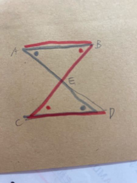 対頂角の証明についての問題です。 対頂角を証明する時、zの形＝錯覚を見つけて証明しますよね。 でも写真のように赤線と青線のような２つの角の組み合わせができますよね このような場合どちらを使って証明するのでしょうか。 出来れば詳しい理由も教えて欲しいです