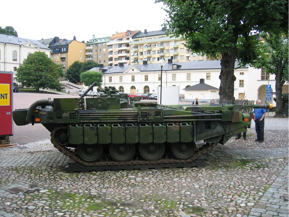 スウェーデンのSタンクですが、砲身が車体に固定されています。 照準などはどうやっているのでしょうか、小学生の頃からの疑問です。
