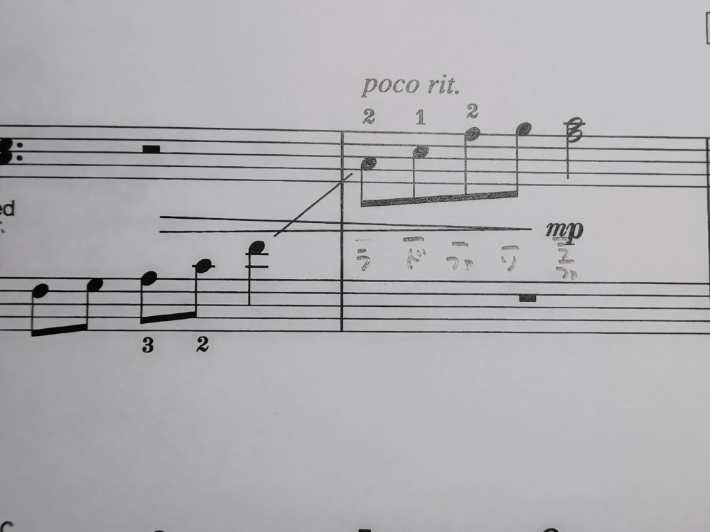 こんにちは。 ピアノの楽譜で、この線は、なんの意味を示しているのですか？ おしえてくださると嬉しいですm(_ _)m