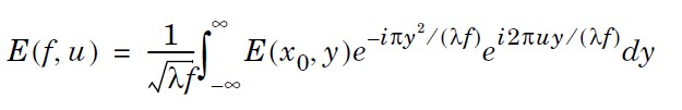 Fresnel diffraction formulaとはどういった式でしょうか？ あるレンズ集光の式の解説記事についてわからない式が登場しました。 X-Y平面において焦点距離fのレンズの出口面の電場E(x0,y)に対し、焦点を含む焦点結像面E(x=f,u)の電場の計算をする方法として添付した"Fresnel diffraction formula"という式が唐突に登場しているのですが、この式はどうやって導出されるものでしょうか？ 基本的なフレネル・キルヒホッフの回折積分と、フレネル回折やフランホーファー回折が成立する条件でのフレネル近似式、フラウンホーファー近似式は理解しています。 どの式と比較しても最初の√(λf)とかexp内のy^2の方に-がついているとかが理解できず、なにか別の式なのではと思い質問しました。 ヒントになるような回答でも結構ですが、この式はどうやって導出されるものでしょうか？