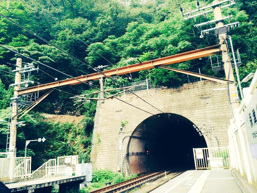 京都府でこのようなトンネルがある駅の名前を教えてください！
