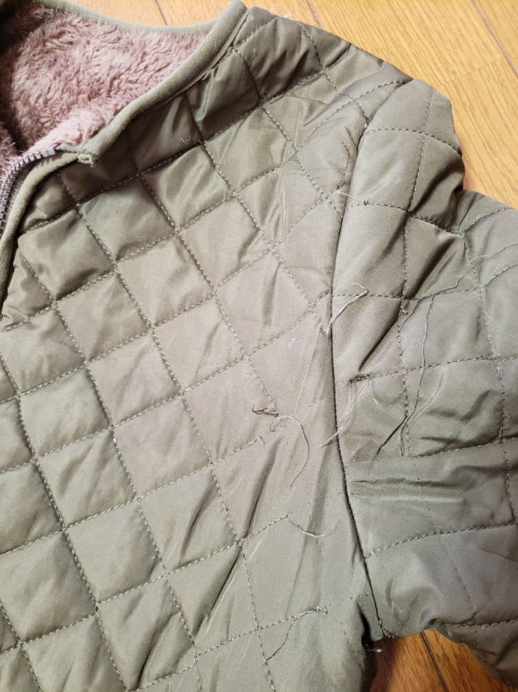 子どものジャケットの糸が、ほつれてしまいました。 写真の状態で、ボアの裏地がついており裏の糸が見えません。 これを直すには、どのようにしたら良いでしょうか。 （ミシンは持っていません）
