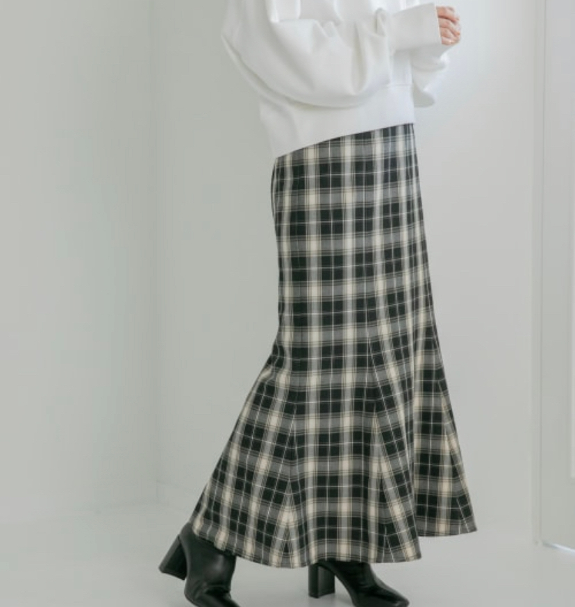 LOWRYSFARMでチェックのマーメイドスカートを購入しガーリー系のコーデをしたいと考え グレイルとかでトップスを買おうと思ったのですがどんなものが合うと思いますか、、？ スカートはこの写真のものです。