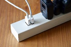 USBつきの充電コンセントをかったのはいいけれど 充電するものがありません ２つのUSBなら挿せます これはスマホ充電とかで使いますか？ USBの差し込みに使う物はどのような物ですか？ 多くはパソコン用品ですか？