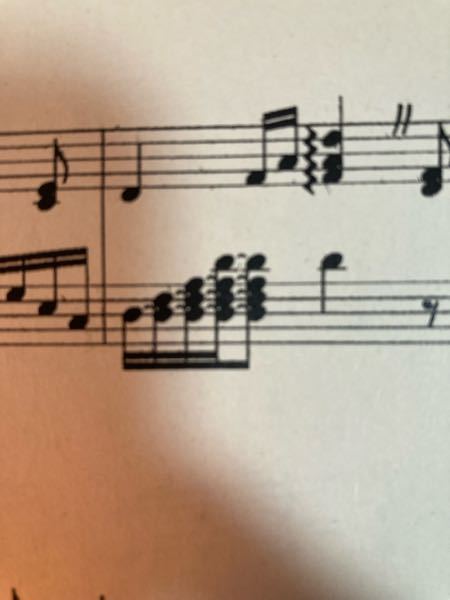 至急、楽譜について質問です。 写真のように左手の音符の横にヒュンヒュンとなっているところがあるのですが、これはどのように引けば良いのでしょうか？
