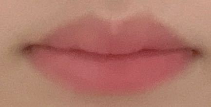 至急です この唇ってたらこ唇ですか？ 口の横幅が狭いのでおちょぼ口なのですけど、それでたらこ唇に見えるってことはあるんですかね。 プリクラでも撮ると唇がたまに太く表示される時があります。 また、この唇に 合うメイク方法あれば教えて頂きたいです、