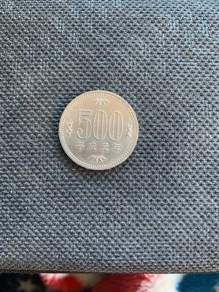 外カバーに汚れはありますが中は綺麗です。5000円、500円玉が入っています。 縁に「NIPPON◇500」と書かれていて、普通のより銀色の500円玉が
