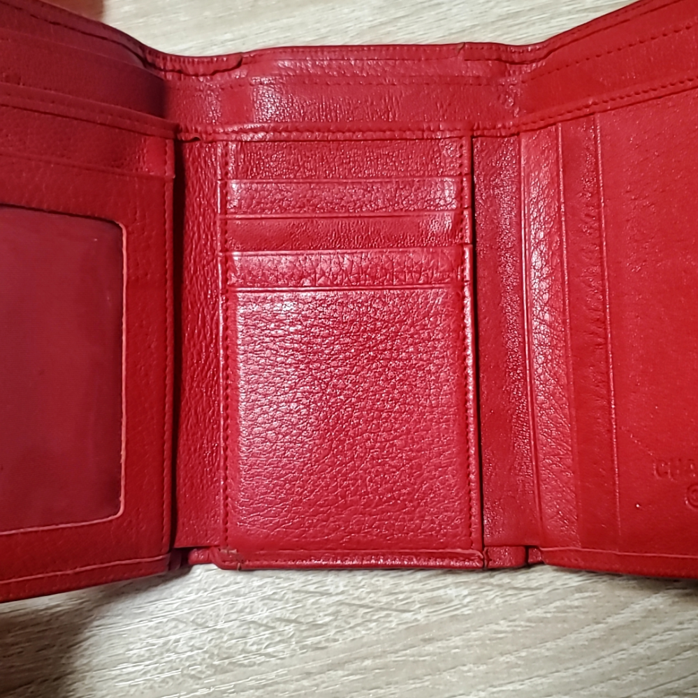 だいぶ前に知り合いにシャネルの財布を貰いましたが本物でしょうか？メルカリに売ろうと思いますが..。韓国の免税店で買ったそうです。貰った時はちゃんと箱に入ってました。偽物ではないとは思いますが。