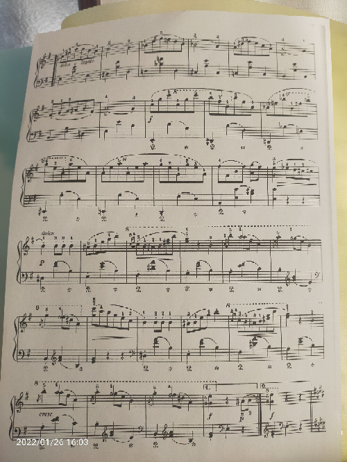 緊急です。この楽譜の曲名知ってる方がいたら教えて下さい！これは2ページ目です。