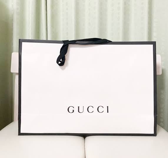 GUCCIグッチの紙袋は、今何色ですか?白黒の紙袋もありますか GUCCIグッチの紙袋は、今何色ですか?白黒の紙袋もありますか