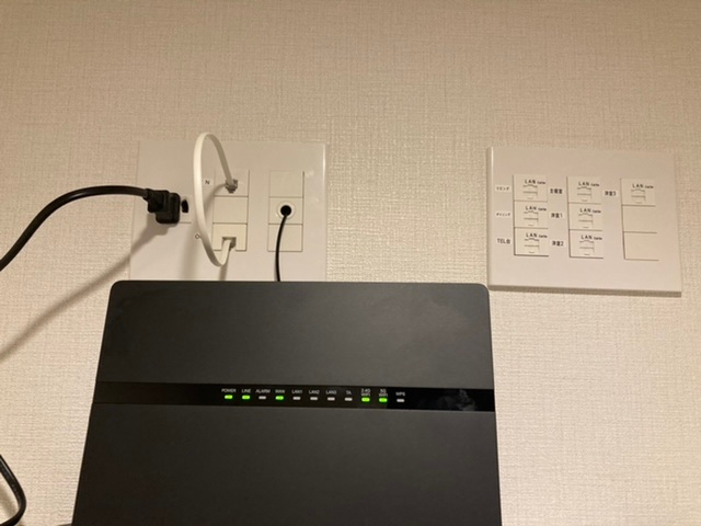 これの使い方わかる方いらっしゃいますでしょうか？各部屋にあるLANの接続口にケーブルを繋いで有線LANでネットを使えるようにしたいです。 よろしくお願いします。