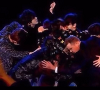 この写真はテテがグクに勢いでキスしてしまった画像だそうですが な Yahoo 知恵袋