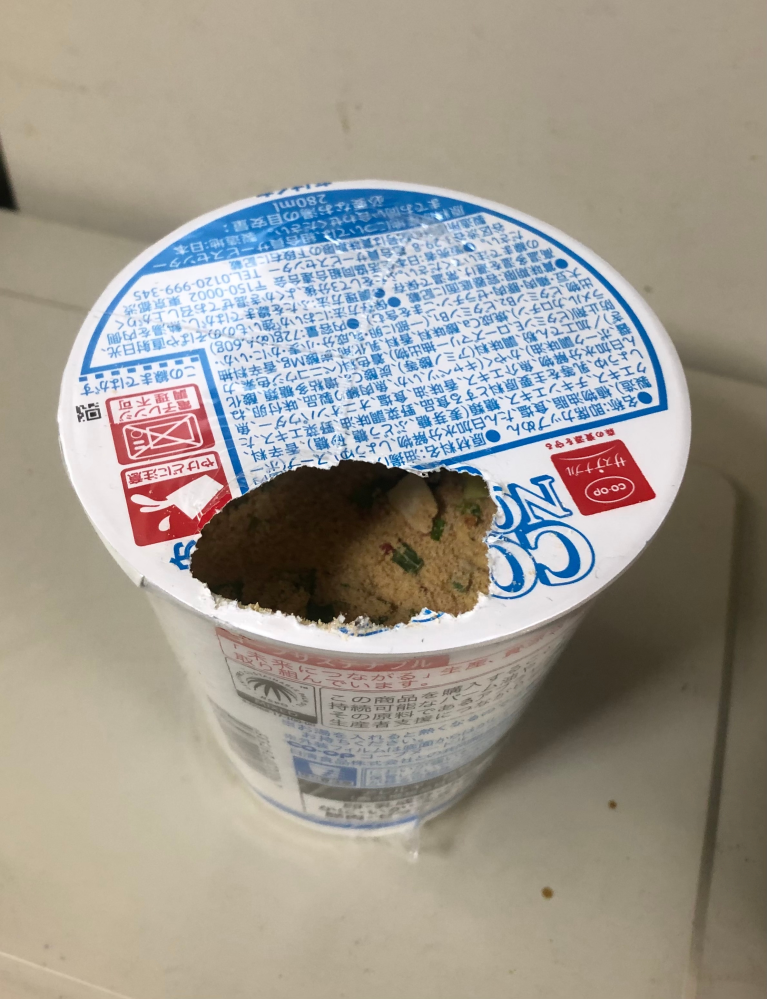 買ってきて部屋にそのまま置いておくと、カップ麺などがこのように穴が空いていることがあります。これはネズミの穴の開け方ですか？それとも他の生き物か、全く違う要因でしょうか？