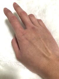 突然ですがこの写真の手って男性の手っぽいですか 女性の手っぽいですか Yahoo 知恵袋