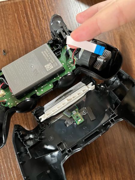 Ps4のコントローラー調子悪いので分解する際に なかなか外れなくて力づくで Yahoo 知恵袋