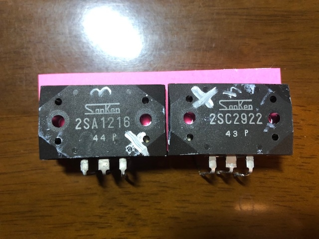 サンスイアンプau-D907Xを修理中です。終段のパワートランジスタ2SA