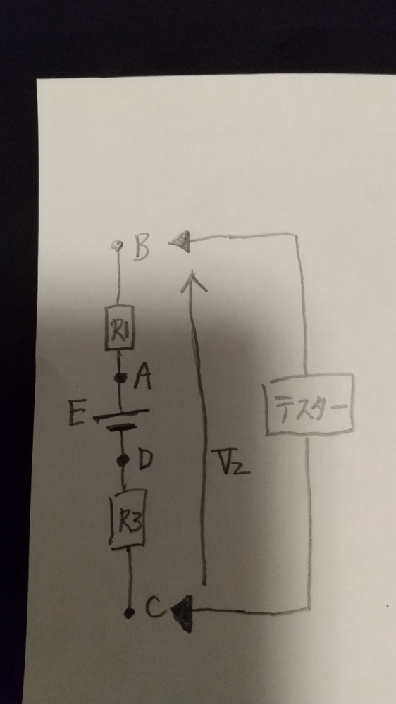 図の回路のCとDの点が0Vになる理由が違うらしいのですがさっぱり分かりません。 教えてください…‎(. . `) 実測をして、CとDが0Vであると確認したのですが間違ってたらごめんなさい… 助けてください…(. . `)