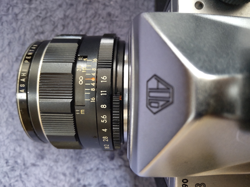 昔のフィルムカメラ「アサヒペンタックスS3」について質問をさせて頂きます。 このカメラに同時代のレンズ「オートタクマー55/1.8」を装着した際、添付画像の様にレンズの中心線とカメラの中心がズレ...