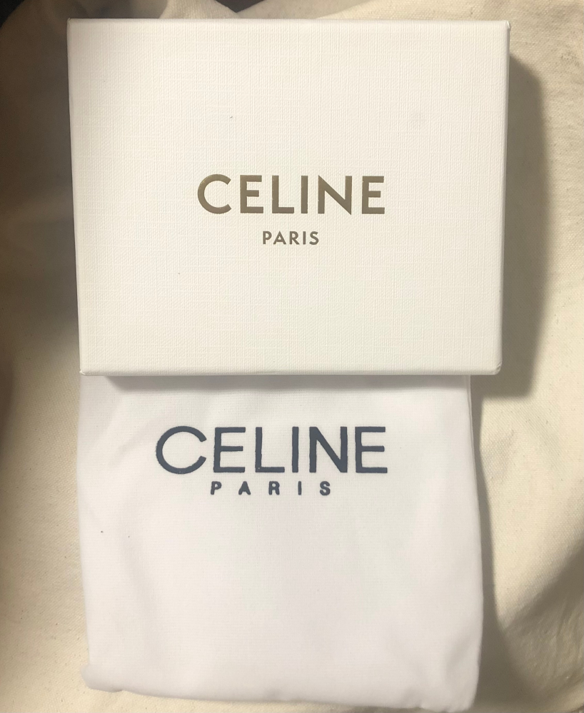 先日ネットでCELINEの財布を買った時についてきた保存袋と箱で